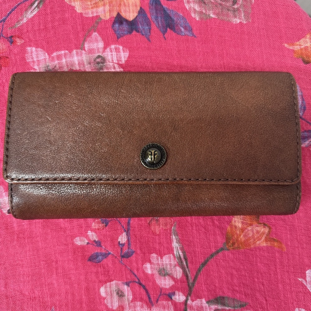 FRYE Melissa Brown Leather Trifold Wallet Multiple Card Slots Zipper Pocket EUC